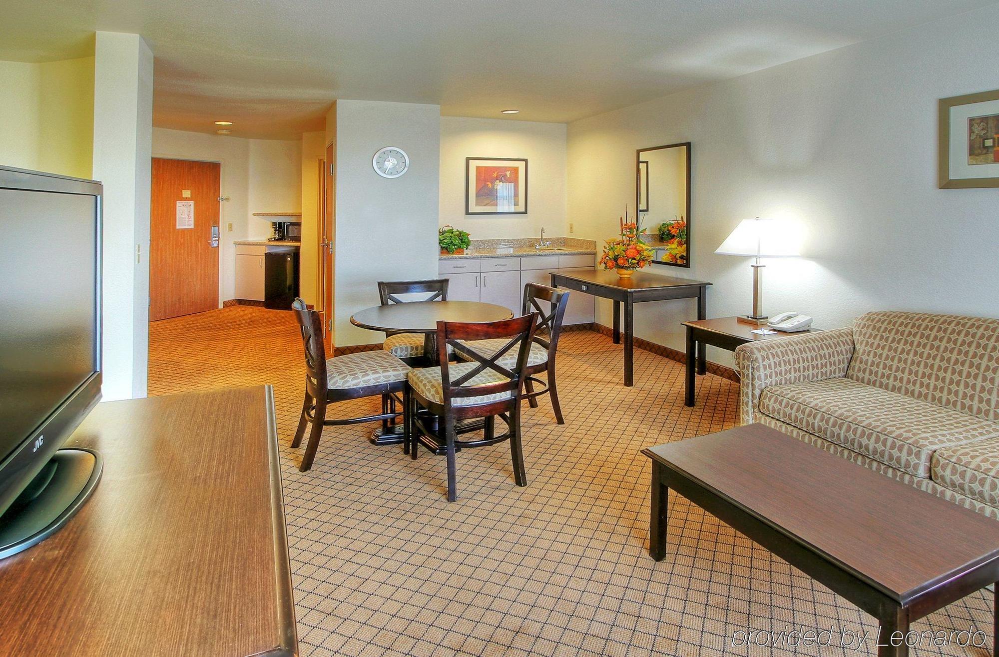 Baymont By Wyndham Roswell Hotel Room photo